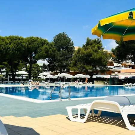 Enjoy A Flat Surrounded By Pools *