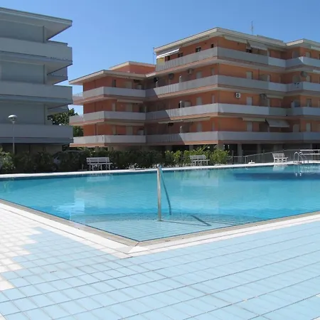 Enjoy A Renovated Flat Surrounded By Pools Apartament *