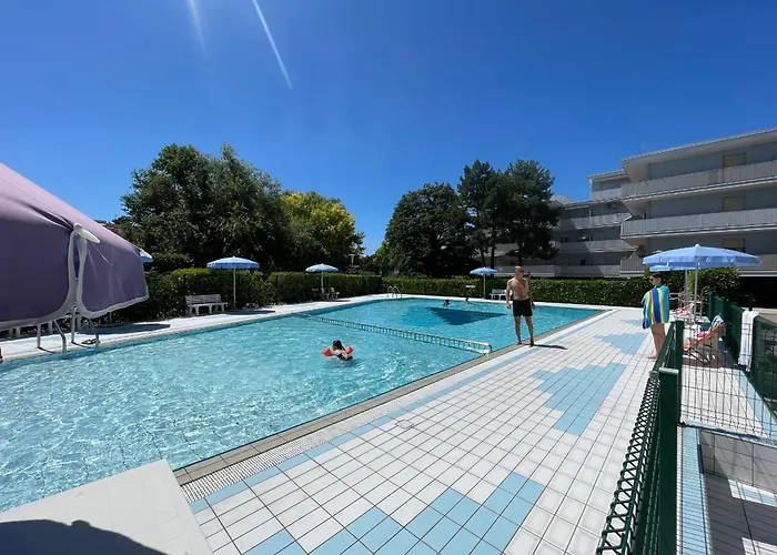 Enjoy A Flat Surrounded By Pools *